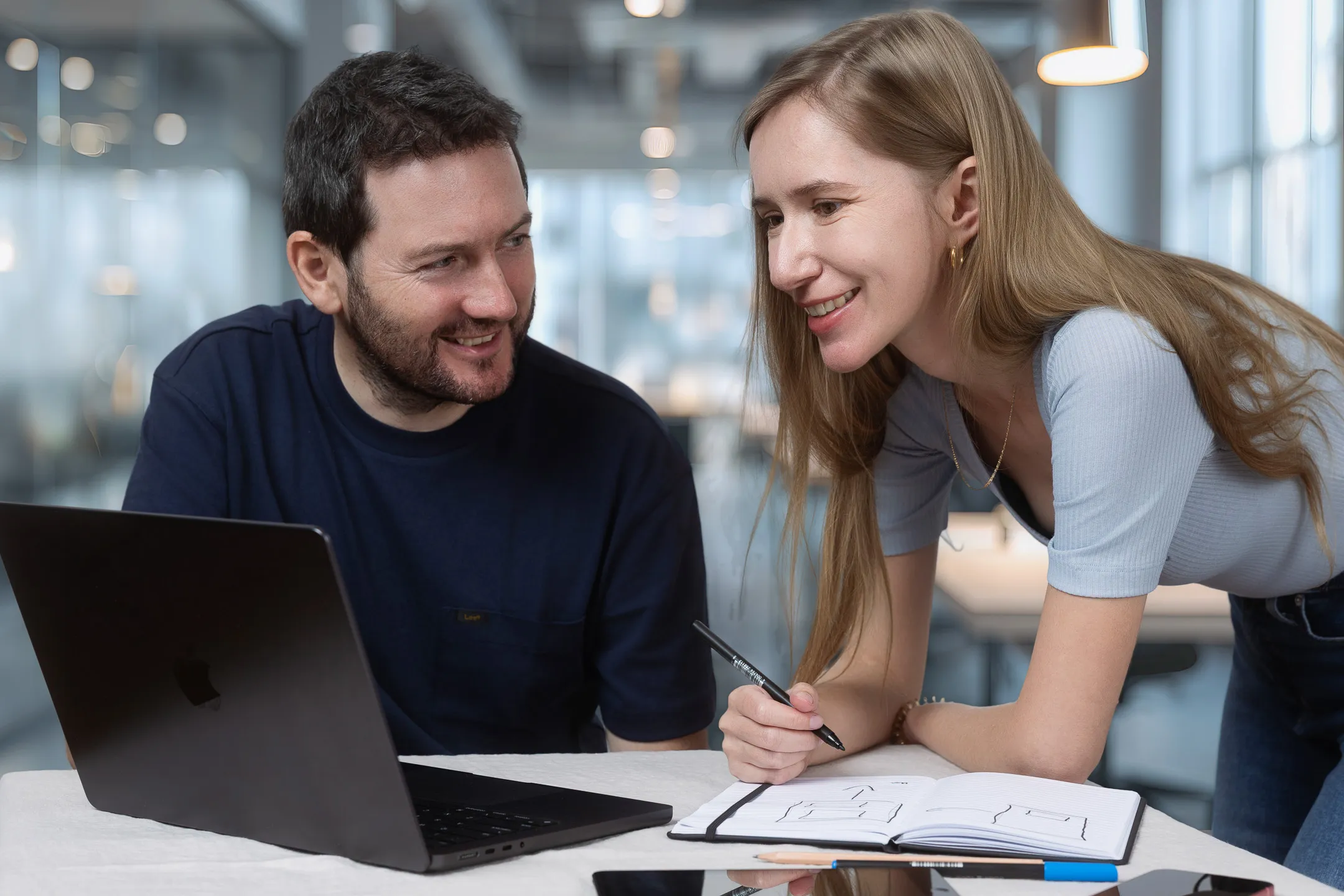 Zwei App-Entwickler:innen bei der Planung einer Kotlin Multiplatform App in einem Berliner Büro