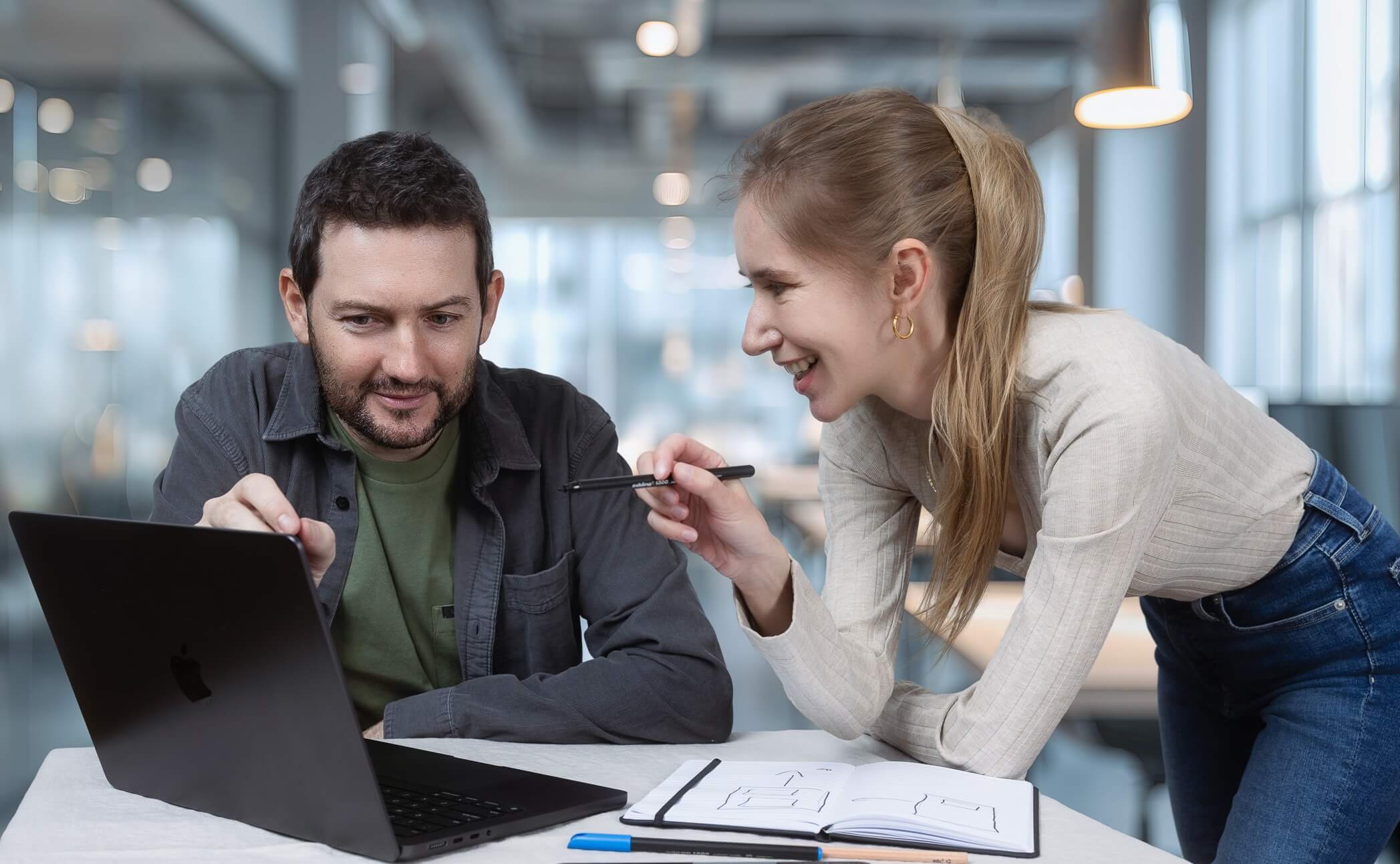 James & Joanna – App Entwickler & Gründer unserer Berliner Agentur bei der Planung smarter App-Lösungen mit KI & IoT