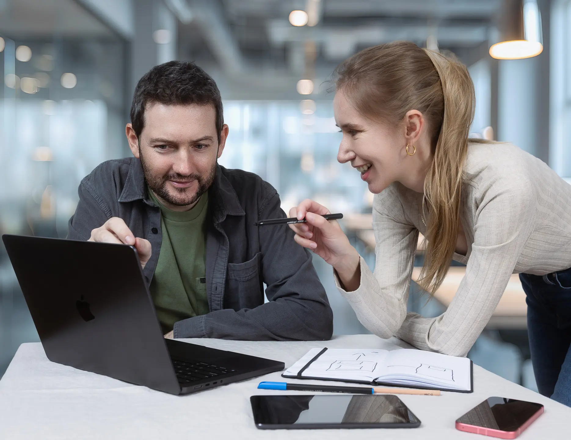 James & Joanna – App Entwickler & Gründer unserer Berliner Agentur bei der Planung smarter App-Lösungen mit KI & IoT