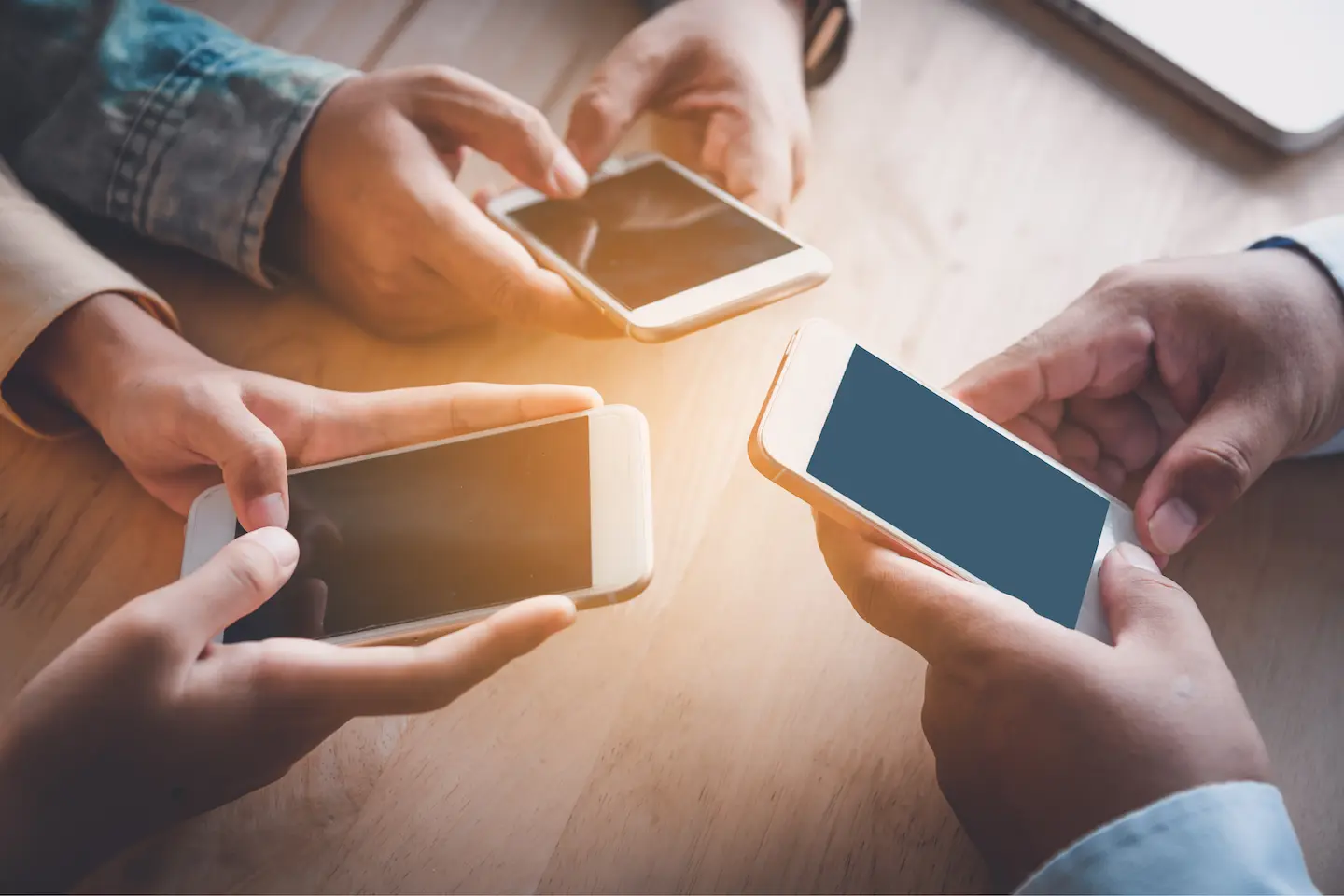 Hände halten Smartphones – Symbol für moderne App-Agentur und innovative mobile Lösungen