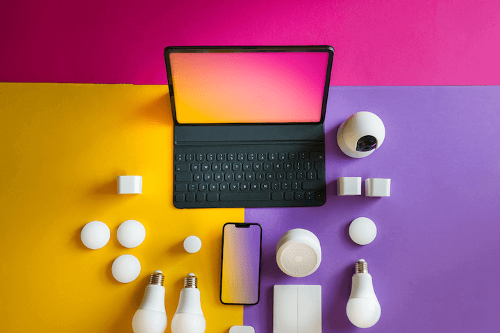 Laptop und Smartphone umgeben von Sensor-Hardware – App-Entwicklung mit Hardware-Anbindung durch Berliner Agentur