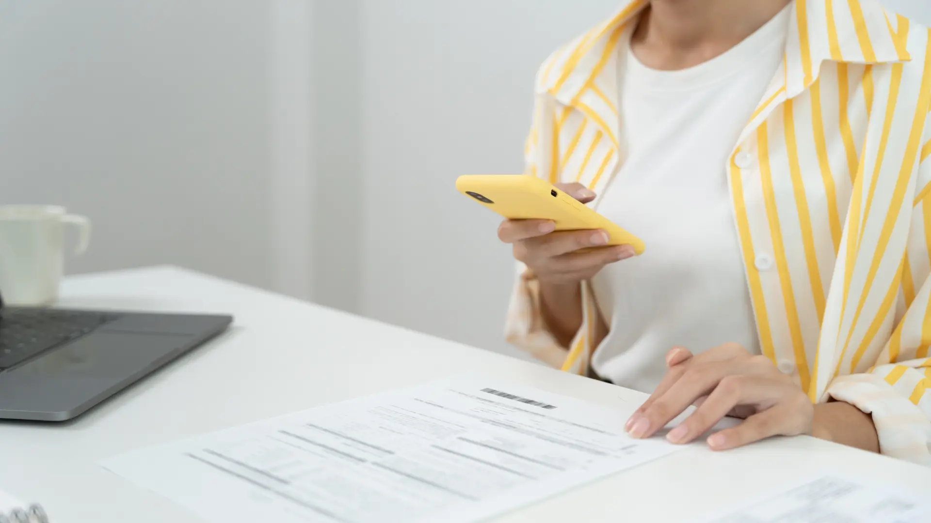 Smartphone zeigt eine App zum Scannen und Verarbeiten von Belegen