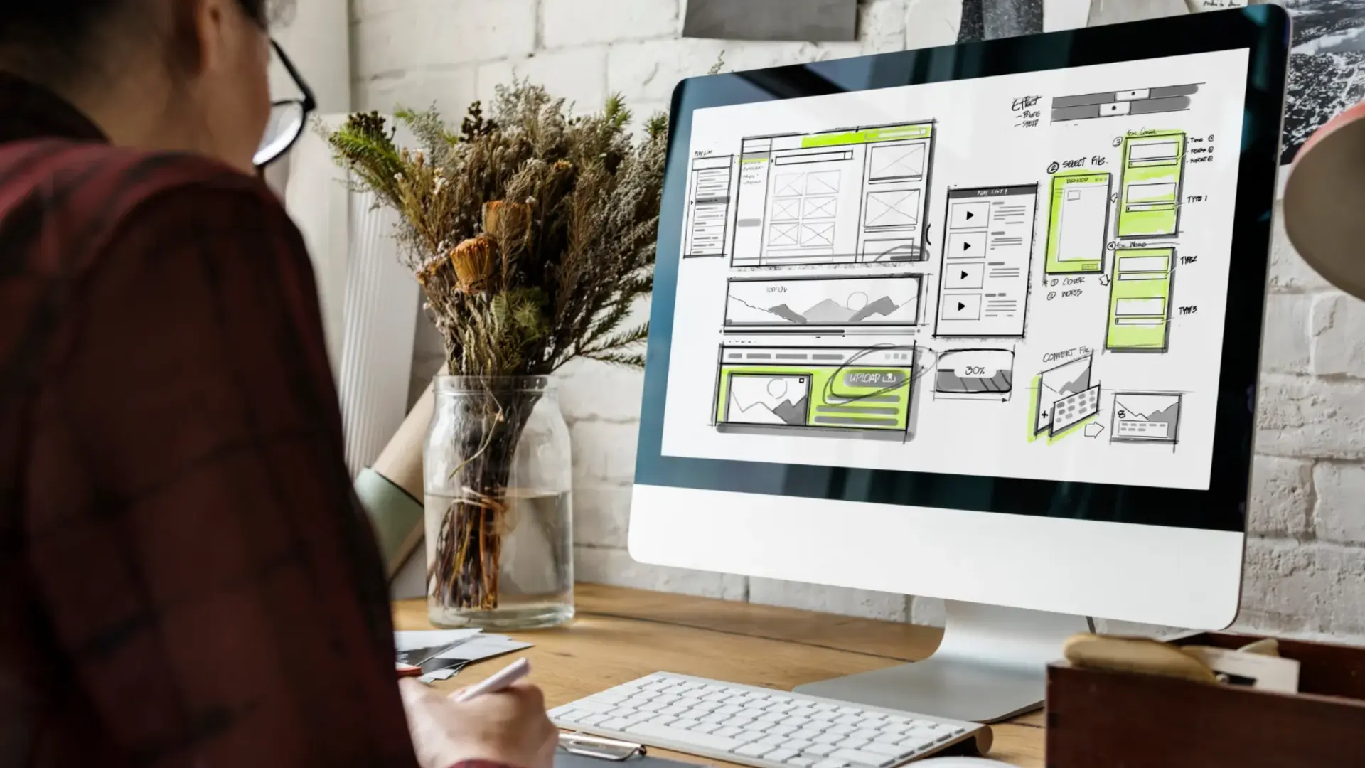 Designer arbeitet an UX-Konzept und UI-Design für eine Marken-Website